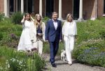 Den Haag 7 juni 2024
Fotouurte met de koninklijke familie op Huis ten Bosch .
Aanwezig Koning Willem Alexander Koningin Maxima Prinses Amalia Prinses Alexia Prinses Ariane en hun hondje Rambo.