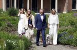 Den Haag 7 juni 2024
Fotouurte met de koninklijke familie op Huis ten Bosch .
Aanwezig Koning Willem Alexander Koningin Maxima Prinses Amalia Prinses Alexia Prinses Ariane en hun hondje Rambo.