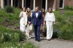 Den Haag 7 juni 2024
Fotouurte met de koninklijke familie op Huis ten Bosch .
Aanwezig Koning Willem Alexander Koningin Maxima Prinses Amalia Prinses Alexia Prinses Ariane en hun hondje Rambo.
