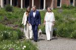 Den Haag 7 juni 2024
Fotouurte met de koninklijke familie op Huis ten Bosch .
Aanwezig Koning Willem Alexander Koningin Maxima Prinses Amalia Prinses Alexia Prinses Ariane en hun hondje Rambo.