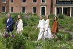 Den Haag 7 juni 2024
Fotouurte met de koninklijke familie op Huis ten Bosch .
Aanwezig Koning Willem Alexander Koningin Maxima Prinses Amalia Prinses Alexia Prinses Ariane en hun hondje Rambo.