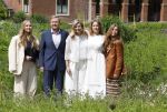 Den Haag 7 juni 2024
Fotouurte met de koninklijke familie op Huis ten Bosch .
Aanwezig Koning Willem Alexander Koningin Maxima Prinses Amalia Prinses Alexia Prinses Ariane en hun hondje Rambo.