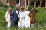 Den Haag 7 juni 2024
Fotouurte met de koninklijke familie op Huis ten Bosch .
Aanwezig Koning Willem Alexander Koningin Maxima Prinses Amalia Prinses Alexia Prinses Ariane en hun hondje Rambo.