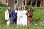 Den Haag 7 juni 2024
Fotouurte met de koninklijke familie op Huis ten Bosch .
Aanwezig Koning Willem Alexander Koningin Maxima Prinses Amalia Prinses Alexia Prinses Ariane en hun hondje Rambo.
