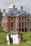 Den Haag 7 juni 2024
Fotouurte met de koninklijke familie op Huis ten Bosch .
Aanwezig Koning Willem Alexander Koningin Maxima Prinses Amalia Prinses Alexia Prinses Ariane en hun hondje Rambo.