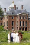 Den Haag 7 juni 2024
Fotouurte met de koninklijke familie op Huis ten Bosch .
Aanwezig Koning Willem Alexander Koningin Maxima Prinses Amalia Prinses Alexia Prinses Ariane en hun hondje Rambo.