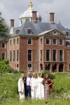 Den Haag 7 juni 2024
Fotouurte met de koninklijke familie op Huis ten Bosch .
Aanwezig Koning Willem Alexander Koningin Maxima Prinses Amalia Prinses Alexia Prinses Ariane en hun hondje Rambo.
