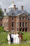 Den Haag 7 juni 2024
Fotouurte met de koninklijke familie op Huis ten Bosch .
Aanwezig Koning Willem Alexander Koningin Maxima Prinses Amalia Prinses Alexia Prinses Ariane en hun hondje Rambo.