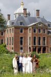 Den Haag 7 juni 2024
Fotouurte met de koninklijke familie op Huis ten Bosch .
Aanwezig Koning Willem Alexander Koningin Maxima Prinses Amalia Prinses Alexia Prinses Ariane en hun hondje Rambo.