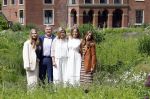 Den Haag 7 juni 2024
Fotouurte met de koninklijke familie op Huis ten Bosch .
Aanwezig Koning Willem Alexander Koningin Maxima Prinses Amalia Prinses Alexia Prinses Ariane en hun hondje Rambo.