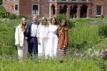 Den Haag 7 juni 2024
Fotouurte met de koninklijke familie op Huis ten Bosch .
Aanwezig Koning Willem Alexander Koningin Maxima Prinses Amalia Prinses Alexia Prinses Ariane en hun hondje Rambo.