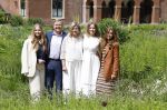 Den Haag 7 juni 2024
Fotouurte met de koninklijke familie op Huis ten Bosch .
Aanwezig Koning Willem Alexander Koningin Maxima Prinses Amalia Prinses Alexia Prinses Ariane en hun hondje Rambo.