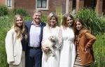 Den Haag 7 juni 2024
Fotouurte met de koninklijke familie op Huis ten Bosch .
Aanwezig Koning Willem Alexander Koningin Maxima Prinses Amalia Prinses Alexia Prinses Ariane en hun hondje Rambo.
