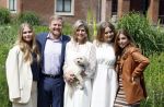 Den Haag 7 juni 2024
Fotouurte met de koninklijke familie op Huis ten Bosch .
Aanwezig Koning Willem Alexander Koningin Maxima Prinses Amalia Prinses Alexia Prinses Ariane en hun hondje Rambo.