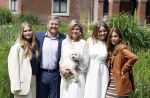 Den Haag 7 juni 2024
Fotouurte met de koninklijke familie op Huis ten Bosch .
Aanwezig Koning Willem Alexander Koningin Maxima Prinses Amalia Prinses Alexia Prinses Ariane en hun hondje Rambo.