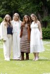 Den Haag 7 juni 2024
Fotouurte met de koninklijke familie op Huis ten Bosch .
Aanwezig Koning Willem Alexander Koningin Maxima Prinses Amalia Prinses Alexia Prinses Ariane en hun hondje Rambo.