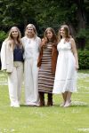 Den Haag 7 juni 2024
Fotouurte met de koninklijke familie op Huis ten Bosch .
Aanwezig Koning Willem Alexander Koningin Maxima Prinses Amalia Prinses Alexia Prinses Ariane en hun hondje Rambo.