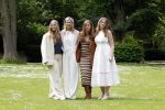 Den Haag 7 juni 2024
Fotouurte met de koninklijke familie op Huis ten Bosch .
Aanwezig Koning Willem Alexander Koningin Maxima Prinses Amalia Prinses Alexia Prinses Ariane en hun hondje Rambo.