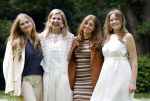 Den Haag 7 juni 2024
Fotouurte met de koninklijke familie op Huis ten Bosch .
Aanwezig Koning Willem Alexander Koningin Maxima Prinses Amalia Prinses Alexia Prinses Ariane en hun hondje Rambo.