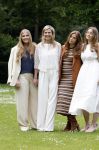 Den Haag 7 juni 2024
Fotouurte met de koninklijke familie op Huis ten Bosch .
Aanwezig Koning Willem Alexander Koningin Maxima Prinses Amalia Prinses Alexia Prinses Ariane en hun hondje Rambo.