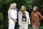 Den Haag 7 juni 2024
Fotouurte met de koninklijke familie op Huis ten Bosch .
Aanwezig Koning Willem Alexander Koningin Maxima Prinses Amalia Prinses Alexia Prinses Ariane en hun hondje Rambo.