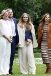 Den Haag 7 juni 2024
Fotouurte met de koninklijke familie op Huis ten Bosch .
Aanwezig Koning Willem Alexander Koningin Maxima Prinses Amalia Prinses Alexia Prinses Ariane en hun hondje Rambo.