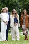 Den Haag 7 juni 2024
Fotouurte met de koninklijke familie op Huis ten Bosch .
Aanwezig Koning Willem Alexander Koningin Maxima Prinses Amalia Prinses Alexia Prinses Ariane en hun hondje Rambo.