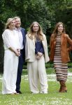 Den Haag 7 juni 2024
Fotouurte met de koninklijke familie op Huis ten Bosch .
Aanwezig Koning Willem Alexander Koningin Maxima Prinses Amalia Prinses Alexia Prinses Ariane en hun hondje Rambo.
