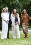 Den Haag 7 juni 2024
Fotouurte met de koninklijke familie op Huis ten Bosch .
Aanwezig Koning Willem Alexander Koningin Maxima Prinses Amalia Prinses Alexia Prinses Ariane en hun hondje Rambo.