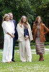 Den Haag 7 juni 2024
Fotouurte met de koninklijke familie op Huis ten Bosch .
Aanwezig Koning Willem Alexander Koningin Maxima Prinses Amalia Prinses Alexia Prinses Ariane en hun hondje Rambo.