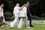 Den Haag 7 juni 2024
Fotouurte met de koninklijke familie op Huis ten Bosch .
Aanwezig Koning Willem Alexander Koningin Maxima Prinses Amalia Prinses Alexia Prinses Ariane en hun hondje Rambo.