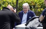 Fijnaart 31 mei 2024
BBQ bij fam Bauer in de tuin . Frans Bauer maakt samen met Lee Towers bekend dat hij dit jaar twee keer in Ahoy op graat treden. Aanwezig Frans Bauer Mariska Bauer Christiaan Bauer ( met vriendin Kim) Frans Bauer jr Jan Bauer en Lucas Bauer .