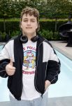 Fijnaart 31 mei 2024
BBQ bij fam Bauer in de tuin . Frans Bauer maakt samen met Lee Towers bekend dat hij dit jaar twee keer in Ahoy op graat treden. Aanwezig Frans Bauer Mariska Bauer Christiaan Bauer ( met vriendin Kim) Frans Bauer jr Jan Bauer en Lucas Bauer .