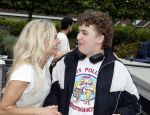 Fijnaart 31 mei 2024
BBQ bij fam Bauer in de tuin . Frans Bauer maakt samen met Lee Towers bekend dat hij dit jaar twee keer in Ahoy op graat treden. Aanwezig Frans Bauer Mariska Bauer Christiaan Bauer ( met vriendin Kim) Frans Bauer jr Jan Bauer en Lucas Bauer .