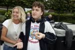 Fijnaart 31 mei 2024
BBQ bij fam Bauer in de tuin . Frans Bauer maakt samen met Lee Towers bekend dat hij dit jaar twee keer in Ahoy op graat treden. Aanwezig Frans Bauer Mariska Bauer Christiaan Bauer ( met vriendin Kim) Frans Bauer jr Jan Bauer en Lucas Bauer .