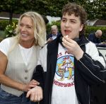 Fijnaart 31 mei 2024
BBQ bij fam Bauer in de tuin . Frans Bauer maakt samen met Lee Towers bekend dat hij dit jaar twee keer in Ahoy op graat treden. Aanwezig Frans Bauer Mariska Bauer Christiaan Bauer ( met vriendin Kim) Frans Bauer jr Jan Bauer en Lucas Bauer .