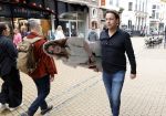 Groningen 1 juni 2024
Prinses Amalia zzou vanaf volgend schooljaar in Gronigen gaan studeren . Ze is meerdere keren gezien bij VV dagen bij studentenvereiniging Vindicat . Vandaag was er een inloopdag in het hoofdgebbouw van Vindicat . Story verslaggever Matthijs Albers nam 