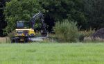 EEfde 22 juni 2024
Mathijs v Nieuwkerk en zijn viendin Martha Riemsma zouden op deze dag trouwen maar huwelijk werd afgeblazen . Deze dag werd er bij hyn huis aan een nieuw zwembad gewerkt.