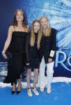 Scheveningen 9 juni 2024
Premiere Frozen in het Afas circustheater. May Britt Mobach met dochters