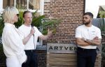 Naarden 19 juni 2024
Presentatie stormer sloep ism Monique des Bouvrie bij het Arsenaal. Bob Wisse en Jan des Bouvrie jr  zijn al hun hele leven vrienden . Monique des Bouvrie Bob Wisse en Jan des Bouvrie