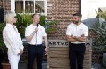 Naarden 19 juni 2024
Presentatie stormer sloep ism Monique des Bouvrie bij het Arsenaal. Bob Wisse en Jan des Bouvrie jr  zijn al hun hele leven vrienden . Monique des Bouvrie Bob Wisse en Jan des Bouvrie