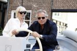 Naarden 19 juni 2024
Presentatie stormer sloep ism Monique des Bouvrie bij het Arsenaal. Bob Wisse en Jan des Bouvrie jr  zijn al hun hele leven vrienden . Monique des Bouvrie met partner Otto Klein
