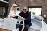 Naarden 19 juni 2024
Presentatie stormer sloep ism Monique des Bouvrie bij het Arsenaal. Bob Wisse en Jan des Bouvrie jr  zijn al hun hele leven vrienden . Monique des Bouvrie met partner Otto Klein