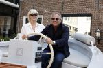 Naarden 19 juni 2024
Presentatie stormer sloep ism Monique des Bouvrie bij het Arsenaal. Bob Wisse en Jan des Bouvrie jr  zijn al hun hele leven vrienden . Monique des Bouvrie met partner Otto Klein