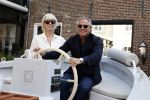 Naarden 19 juni 2024
Presentatie stormer sloep ism Monique des Bouvrie bij het Arsenaal. Bob Wisse en Jan des Bouvrie jr  zijn al hun hele leven vrienden . Monique des Bouvrie met partner Otto Klein