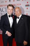 Amsterdam 8 juni 2024
Het Amsterdam diner in AFAS live . Vele Bekende mensen en zakenmensen kwamen naar het gala waar geld opgehaald wordt voor het aids fonds. Oscar Hammerstein met een kennis
