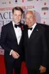 Amsterdam 8 juni 2024
Het Amsterdam diner in AFAS live . Vele Bekende mensen en zakenmensen kwamen naar het gala waar geld opgehaald wordt voor het aids fonds. Oscar Hammerstein met een kennis