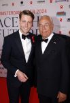 Amsterdam 8 juni 2024
Het Amsterdam diner in AFAS live . Vele Bekende mensen en zakenmensen kwamen naar het gala waar geld opgehaald wordt voor het aids fonds. Oscar Hammerstein met een kennis