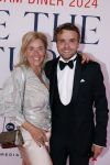 Amsterdam 8 juni 2024
Het Amsterdam diner in AFAS live . Vele Bekende mensen en zakenmensen kwamen naar het gala waar geld opgehaald wordt voor het aids fonds. Petra Ruijs met schoonzoon