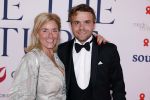 Amsterdam 8 juni 2024
Het Amsterdam diner in AFAS live . Vele Bekende mensen en zakenmensen kwamen naar het gala waar geld opgehaald wordt voor het aids fonds. Petra Ruijs met schoonzoon